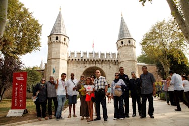 Экскурсия с гидом по дворцу Топкап и Долмабахче и обед в Стамбуле